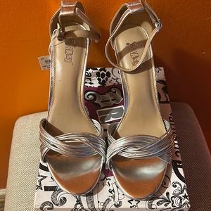 Silver hell sandal. Size 10,New